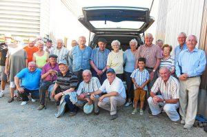 Adhérents du club de retraités et résidents de l'Ehpad Ste Bernadette, ensemble pour des parties de pétanque